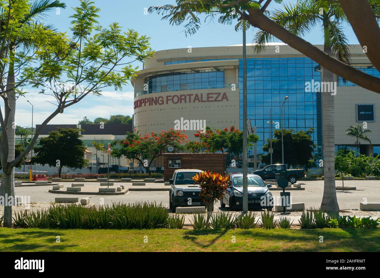 Luanda, angolanische Region - 15. Dezember 2019: Blick auf das neue Einkaufszentrum Fortaleza in Luanda. Redaktionelle Illustration Stockfoto