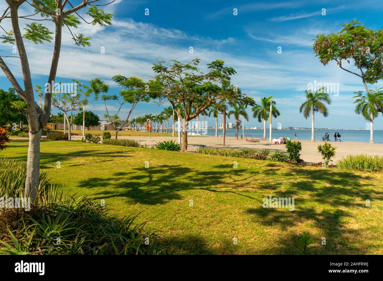 Sonniger Tag an der Bucht von Luanda oder Marginal de Luanda. Dezember 2019 Stockfoto