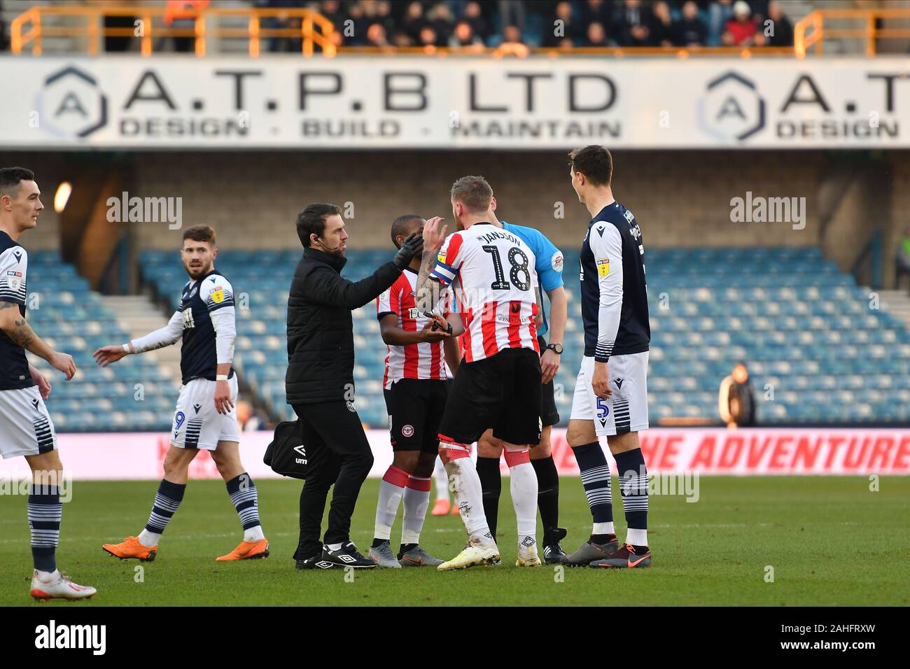 London, Großbritannien. 29 Dez, 2019. Pontus Jansson von Brendford erhält Behandlung während der Sky Bet Championship Match zwischen Millwall und Brentford an der Höhle, London am Sonntag, den 29. Dezember 2019. (Credit: Ivan Jordanov | MI Nachrichten) Credit: MI Nachrichten & Sport/Alamy leben Nachrichten Stockfoto