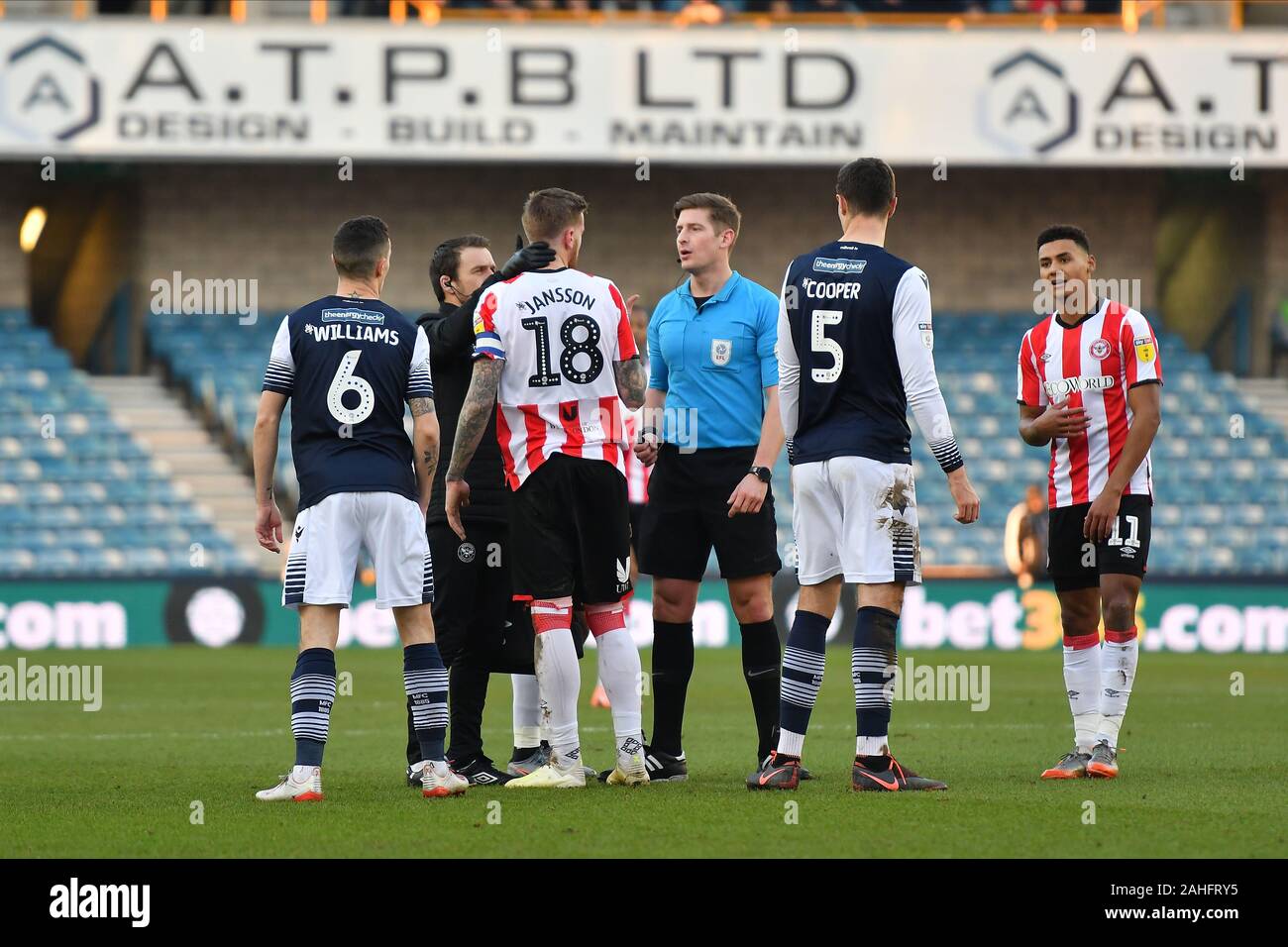 London, Großbritannien. 29 Dez, 2019. Pontus Jansson von Brendford erhält Behandlung während der Sky Bet Championship Match zwischen Millwall und Brentford an der Höhle, London am Sonntag, den 29. Dezember 2019. (Credit: Ivan Jordanov | MI Nachrichten) Credit: MI Nachrichten & Sport/Alamy leben Nachrichten Stockfoto