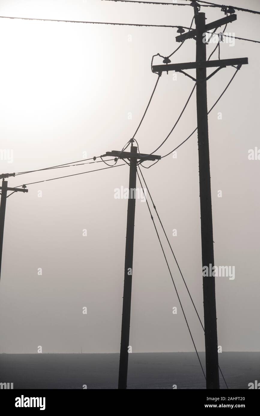 Electric Utility Pole backdropped durch einen kalten, grauen Winter sky Stockfoto