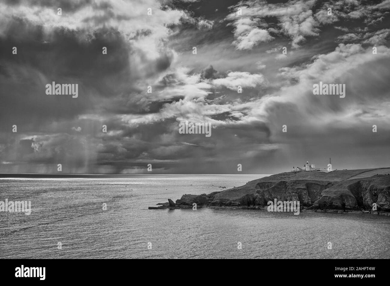 Leuchtturm und herannahenden Sturm auf die Eidechse, Cornwall, England Stockfoto