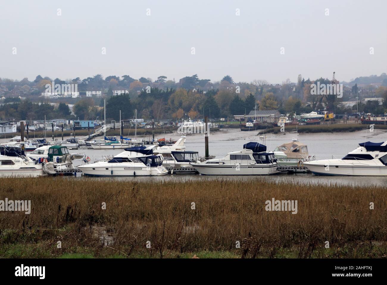 Festgelegene Motorboote auf dem River Medway in Rochester (Esplanade) in Kent, England Stockfoto