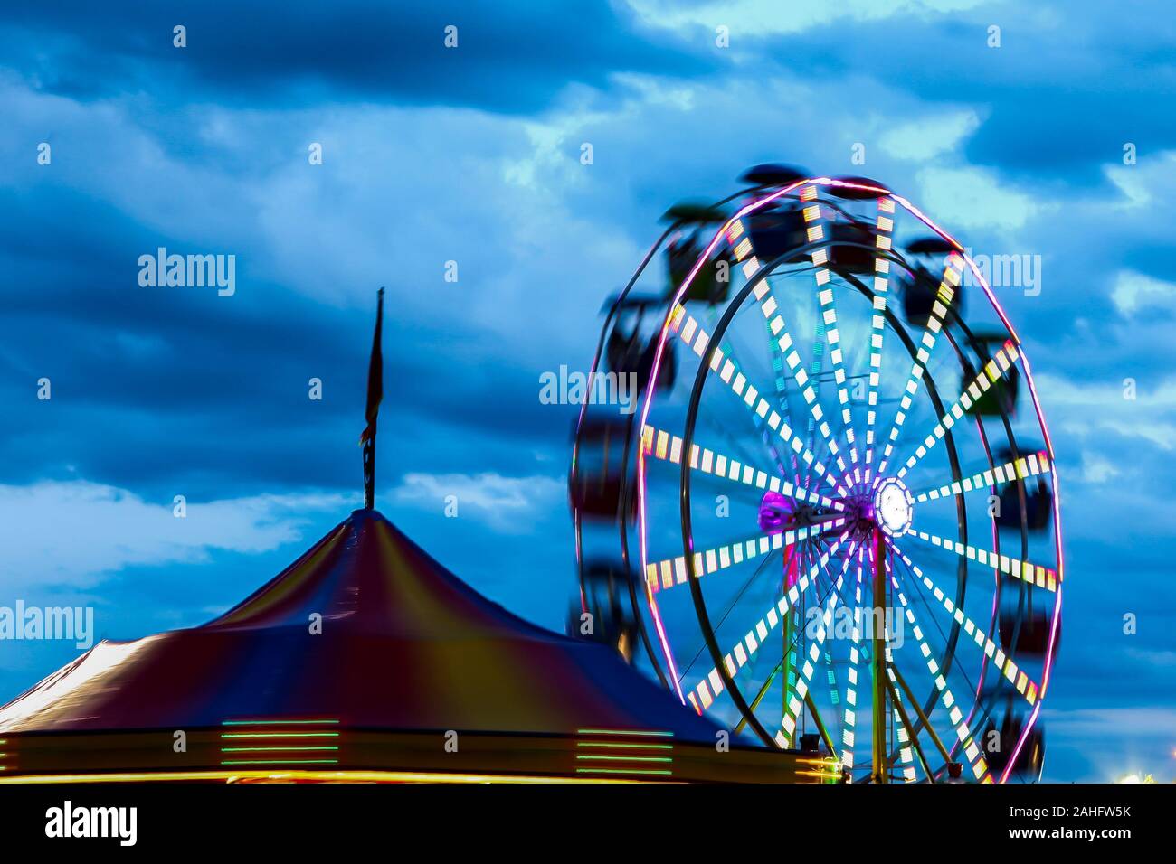 Abend Unterhaltung par Fahrt mit dunklen Dramatischer Himmel Stockfoto