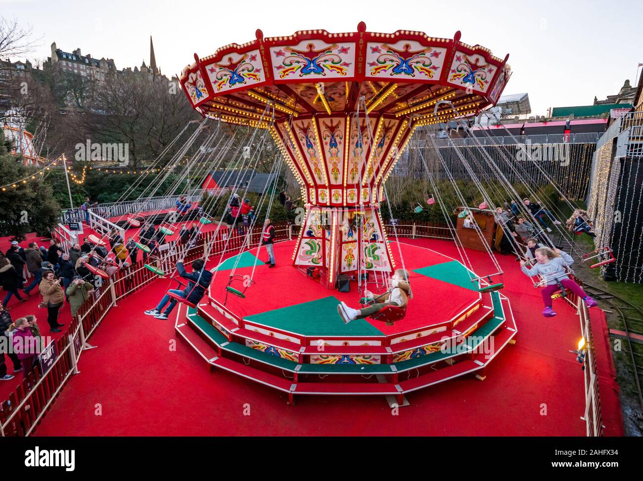 Die Princes Street Gardens, Edinburgh, Schottland, Vereinigtes Königreich. 29. Dezember 2019. Weihnachten feiern: Sonnenschein im Zentrum der Stadt mit Kindern geniessen Sie ein Flying swing Messegelände fahren Stockfoto