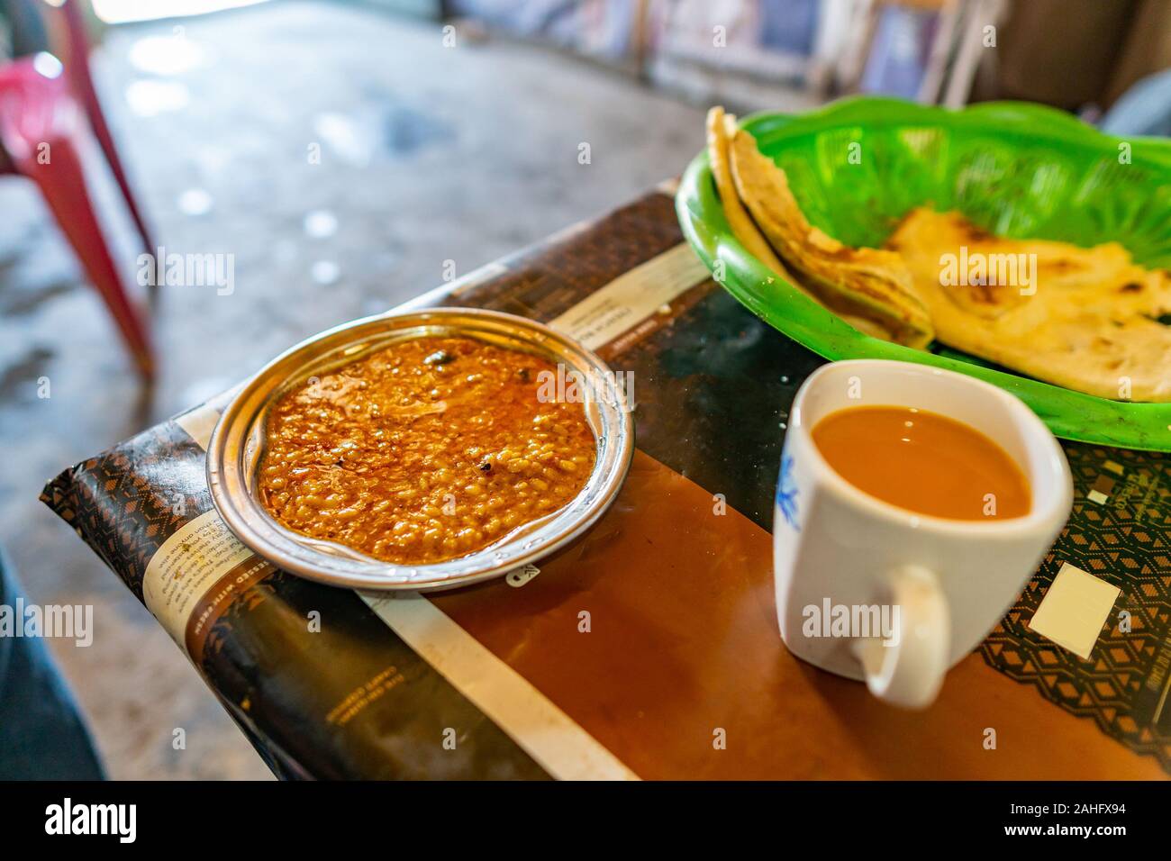 Köstliche traditionelle pakistanische Frühstück in Gilgit Baltistan ...