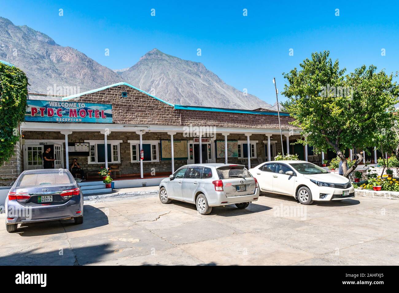 Gilgit PTDC Motel malerischen Blick auf Parkplatz mit parkenden Autos auf einem sonnigen blauen Himmel Tag Stockfoto