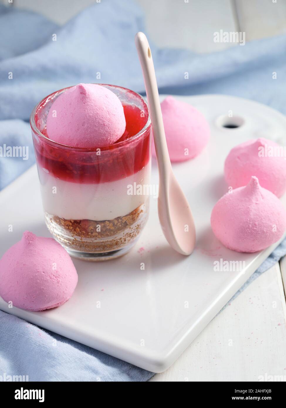 Himbeer trifle Nachtisch Nahaufnahme gekrönt mit Meringue Stockfoto