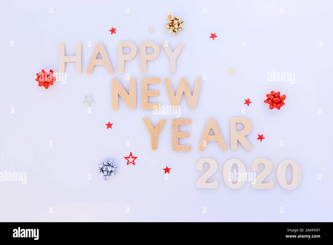 Neues Jahr Hintergrund. Holz Buchstaben, Zahlen 2020 und Dekorationen. Stockfoto