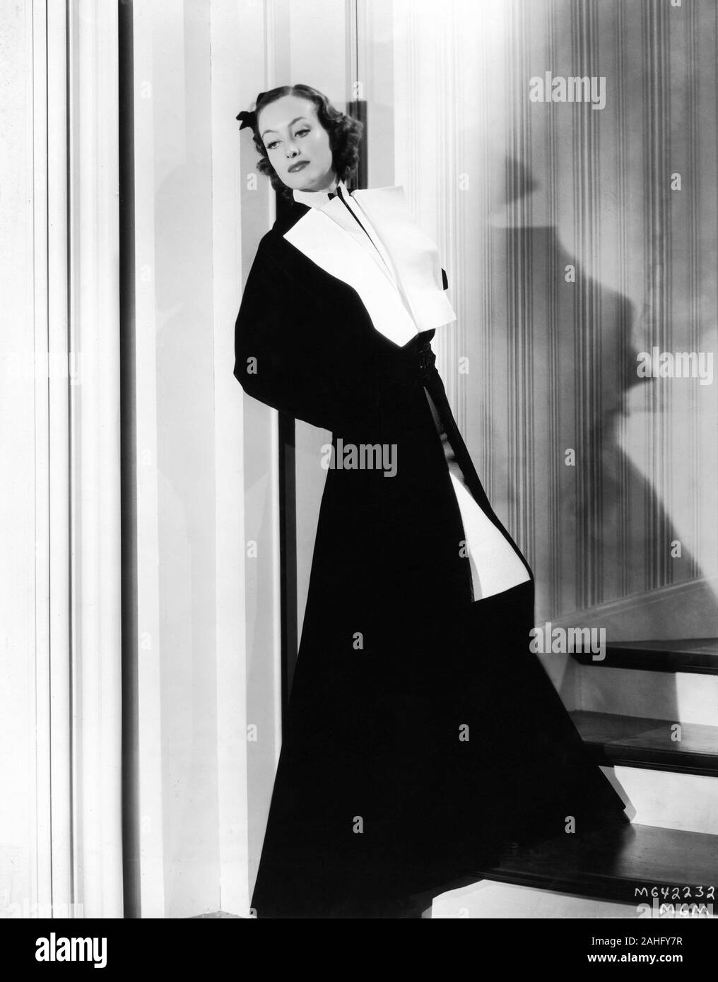 JOAN CRAWFORD 1934 Fashion Porträt im Kleid von Gilbert Adrian Werbung für VERLASSEN ALLE ANDEREN Direktor 1934 W.S. Van Dyke Metro Goldwyn Mayer Stockfoto