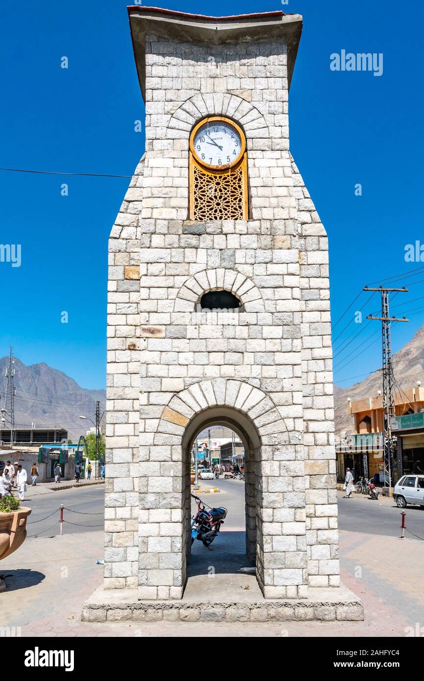 Gilgit Innenstadt Blick auf den Uhrturm an Babar Straße und Saddar Bazar auf einem sonnigen blauen Himmel Tag Stockfoto