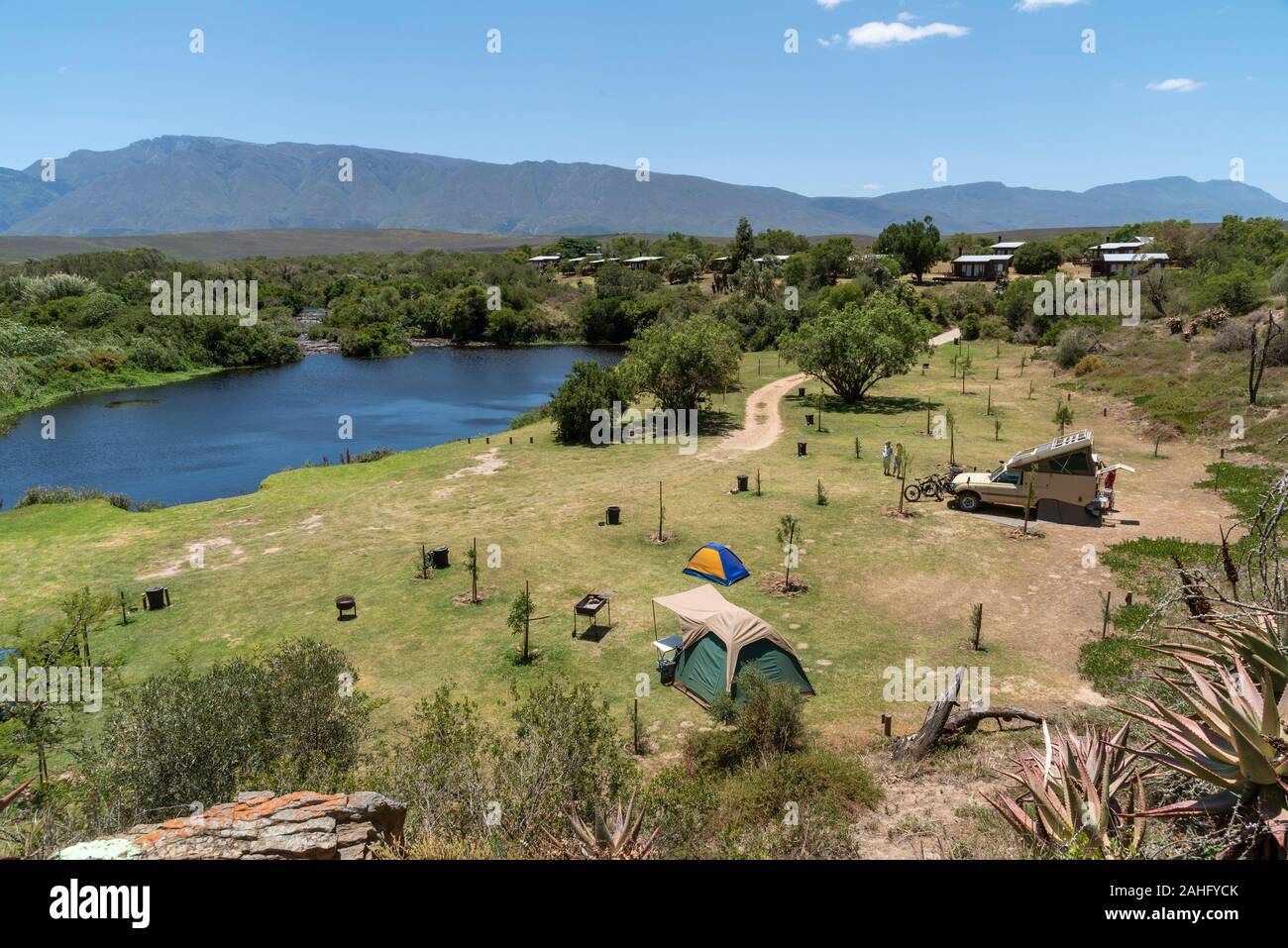 Swellendam, Westkappo, Südafrika, Dezember 2019. Camping am Breede River vom Aloe Hill auf der Garden Route aus gesehen. Stockfoto