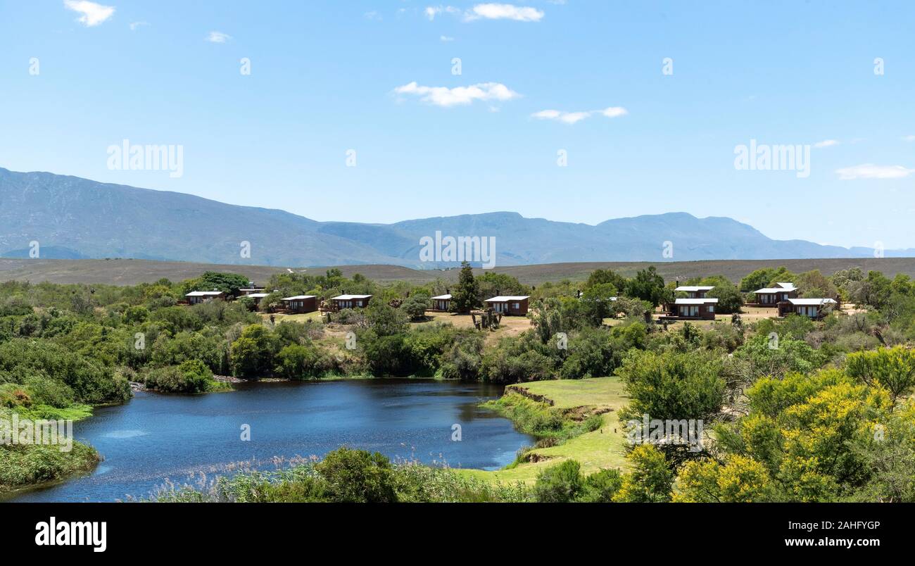 Swellendam, Western Cape, Südafrika, Dezember 2019. Campingplatz auf der Breede River viewd aus Aloe Hill an der Garden Route. Stockfoto