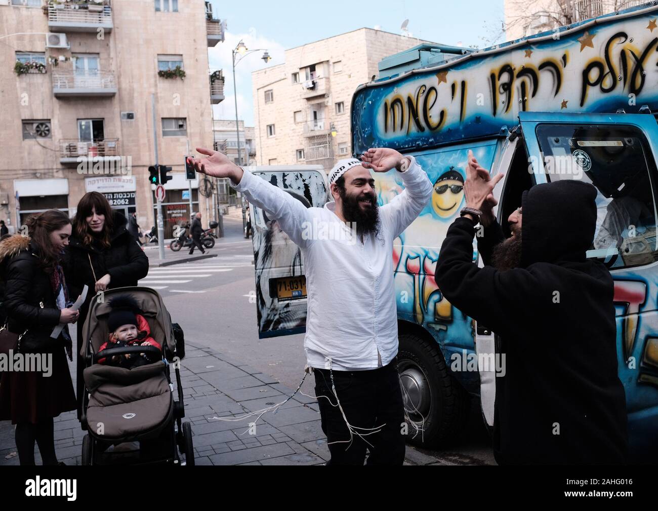 Jerusalem, Israel. 29 Dez, 2019. Ultra-orthodoxe Juden Tanz in Jerusalem, Sonntag, 29 Dezember, 2019. Juden in New York haben einen schnellen Anstieg antisemitischer Übergriffe im Dezember sichtbar, der Furcht unter den ultra-orthodoxe Gemeinschaft. Foto von Debbie Hill/UPI Quelle: UPI/Alamy leben Nachrichten Stockfoto