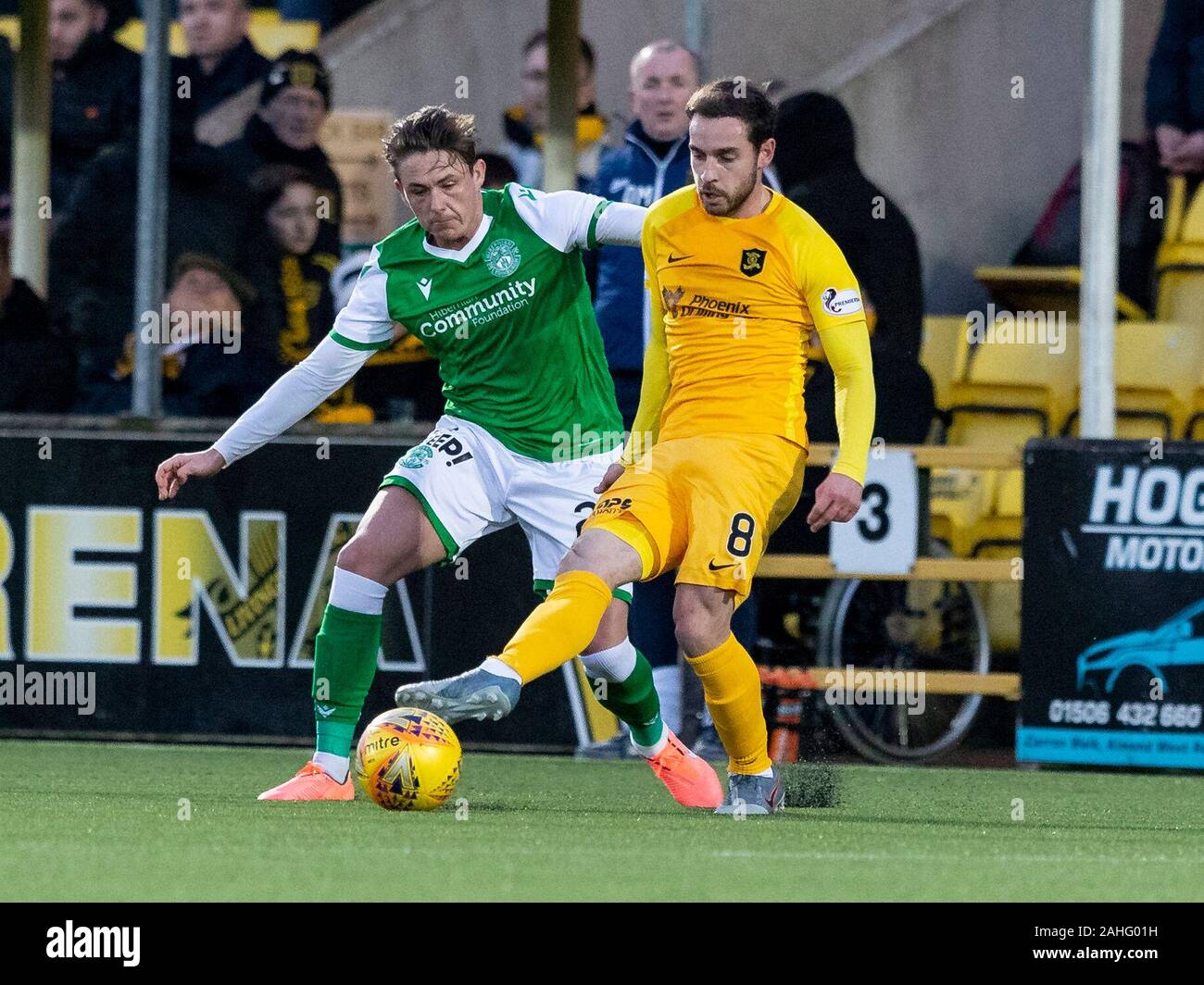 Livingston, Schottland, Großbritannien. 29. Dezember 2019. Tony Makkaroni Arena, Livingston, West Loathian, Schottland; Schottische Premiership Fußball, Livingston gegen Hibernian FC; Scott Pittman von Livingston und Scott Allan von Hibernian für Besitz der Kugel konkurrieren - Redaktionelle Verwendung Credit: Aktion Plus Sport Bilder/Alamy leben Nachrichten Stockfoto