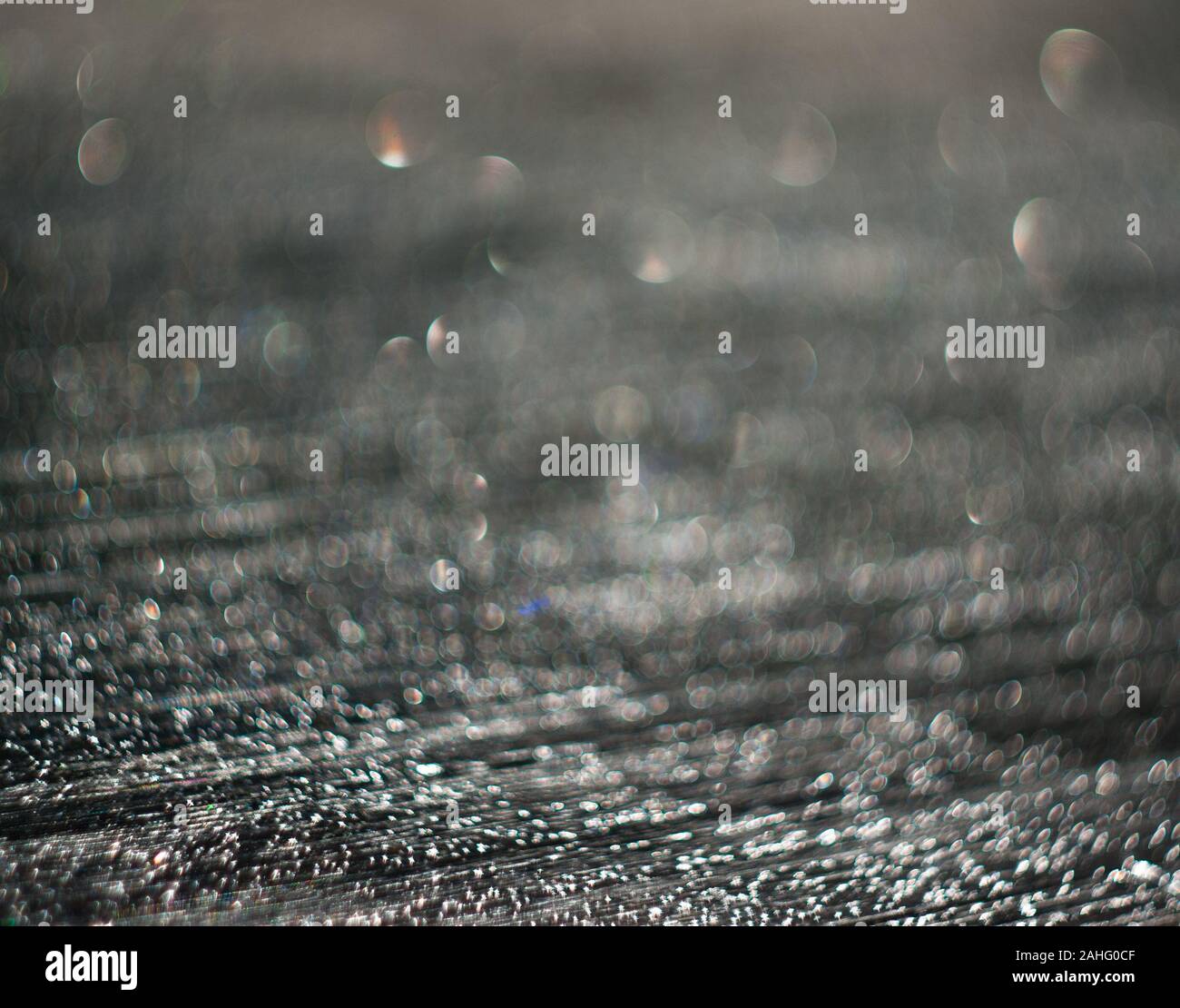 Glitter von Wassertropfen auf schwarzem Hintergrund Stockfoto