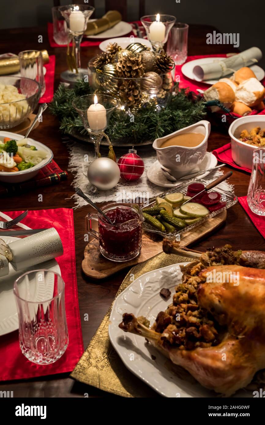 Nahaufnahme eines Türkei Tisch mit Preiselbeersoße und Soße. Stockfoto