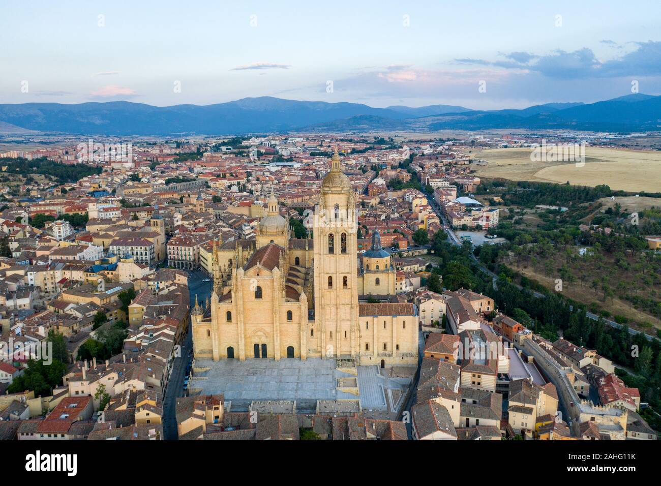 Luftaufnahme der Burg in der Stadt Segovia während des Sonnenuntergangs. Sommer in Spanien Stockfoto