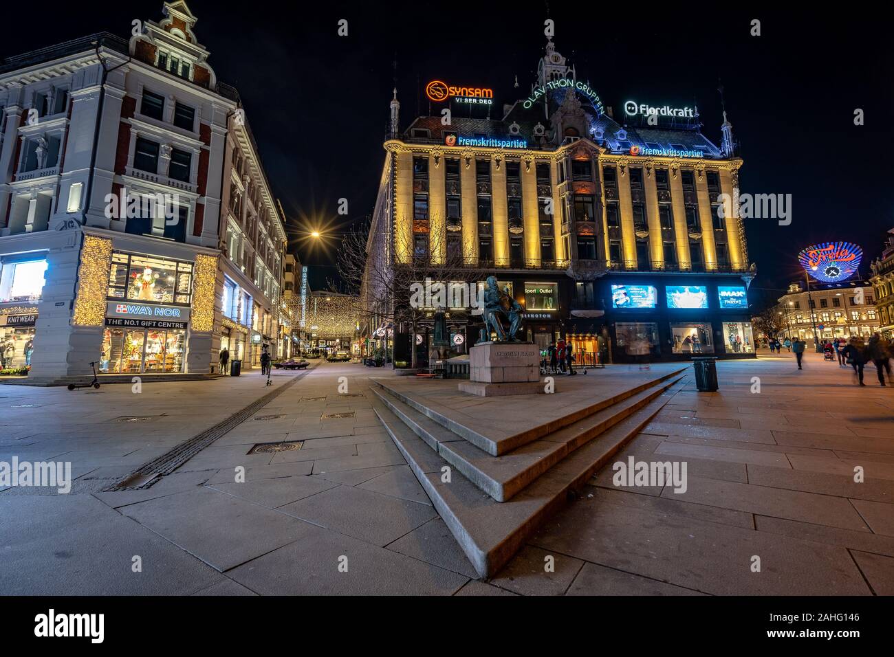 Oslo, Norwegen - Weihnachtsschmuck in der Stadt bei Nacht Stockfoto