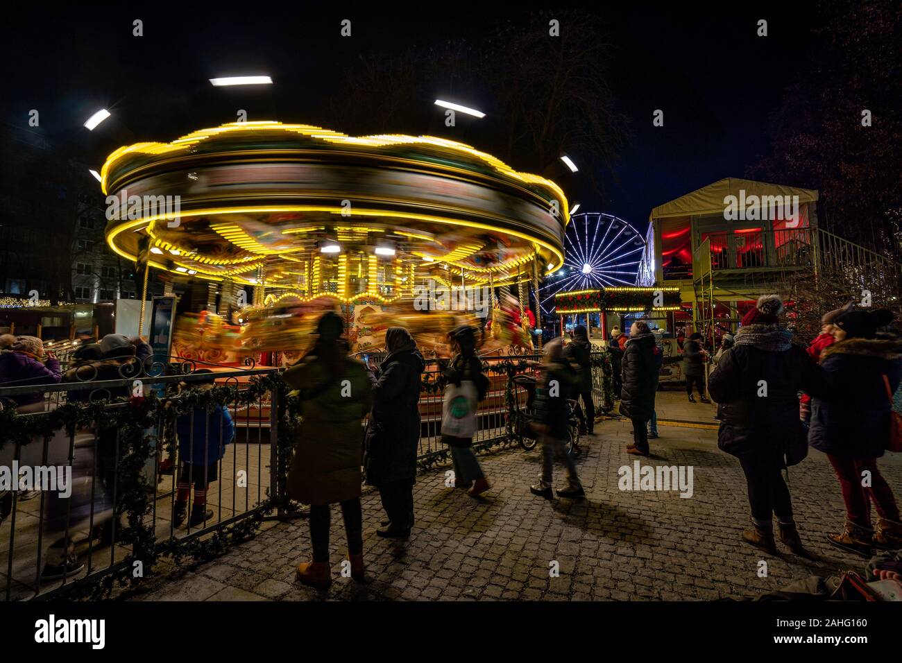Oslo, Norwegen - Merry-go-round Fahrt mit Riesenrad im Hintergrund Stockfoto