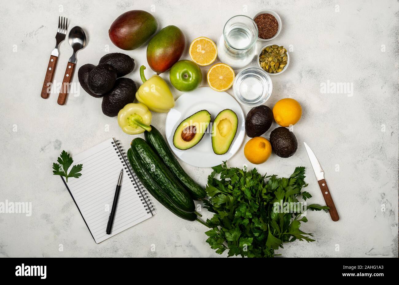 Eine Vielzahl an gesunde und bekömmliche Lebensmittel: Gemüse, Obst, Beeren, Kräuter, Samen. Ansicht von oben. Stockfoto