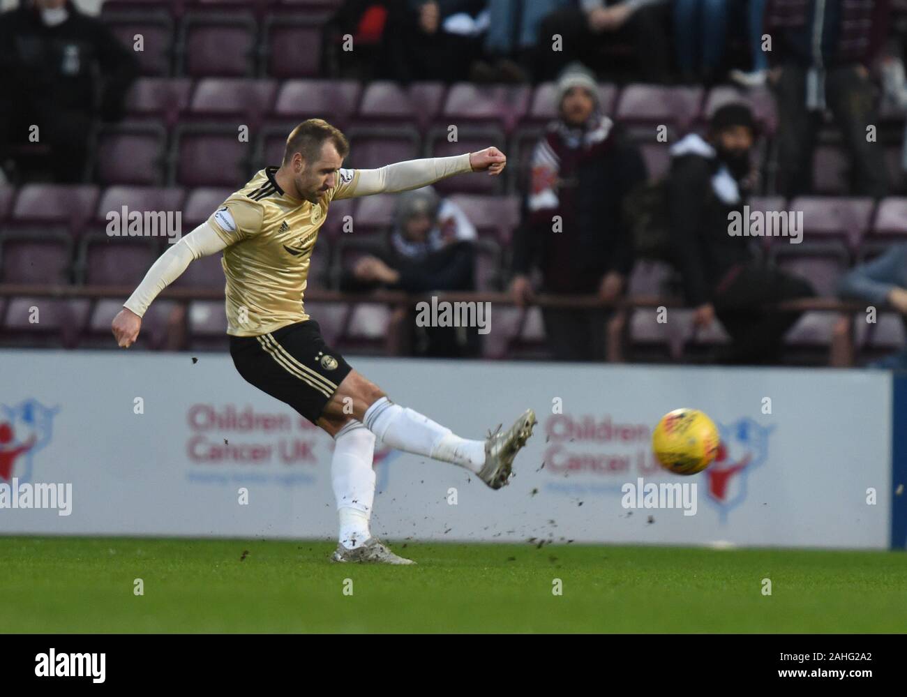 Edinburgh, Großbritannien. 29 Dez, 2019. Herzen 1 vs Aberdeen. 1 schottische Premiership übereinstimmen. Aberdeen Niall McGinn Brände home equalizing Ziel von Free Kick vs Herzen. Quelle: Eric mccowat/Alamy leben Nachrichten Stockfoto