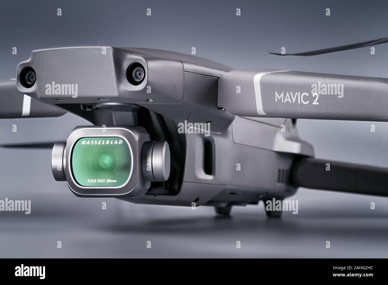 Sankt Petersburg, Russland. 08 Februar 2019. DJI Mavic2 pro Drone mit Hasselblad l 1 d-20 c Kamera auf Grau studio Hintergrund. Selektiver Fokus auf Kamera Stockfoto