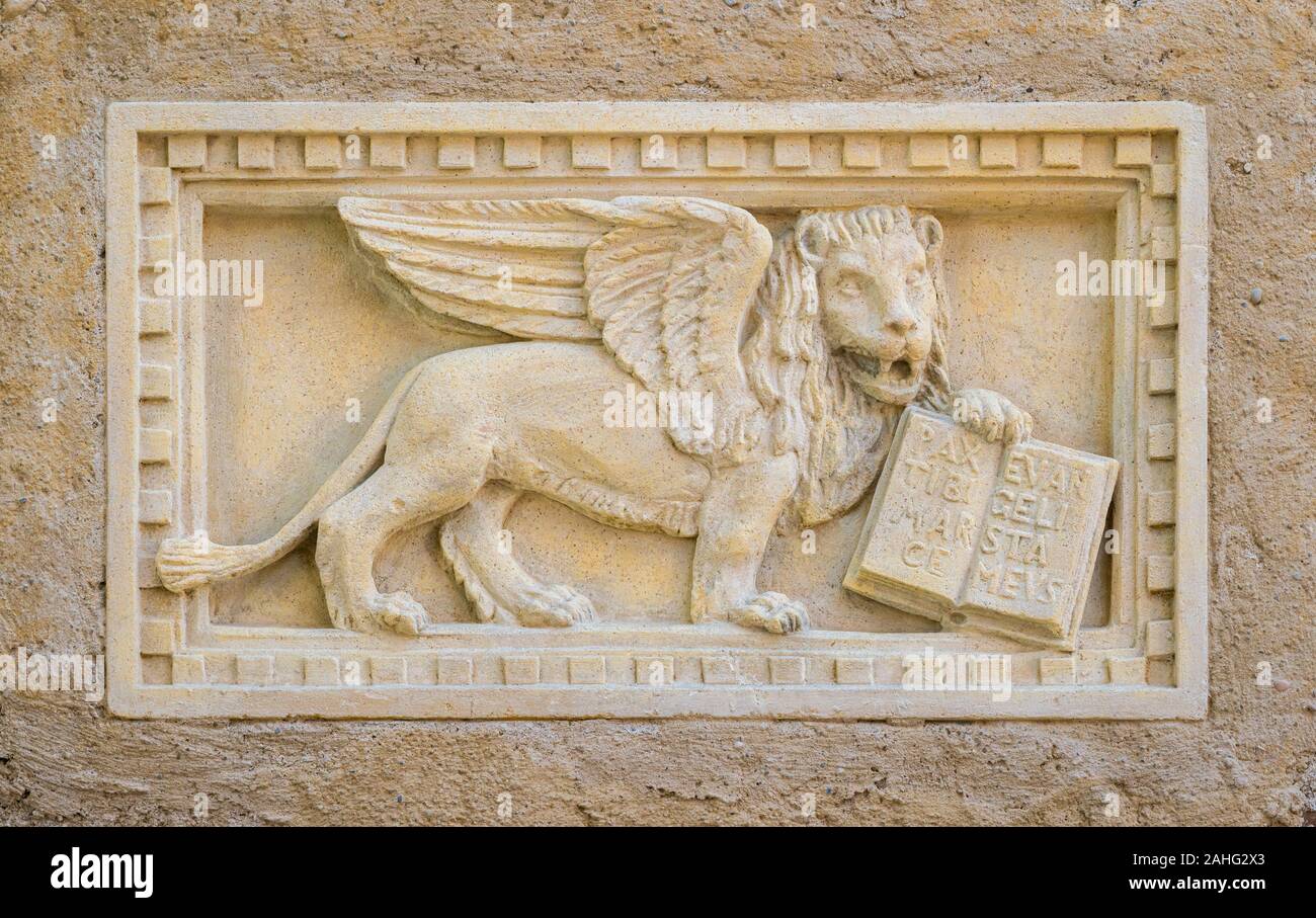 Löwe von St. Mark, Symbol der Serenissima Republik, in der Altstadt von Lazise am Gardasee. Provinz Verona, Venetien, Italien. Stockfoto