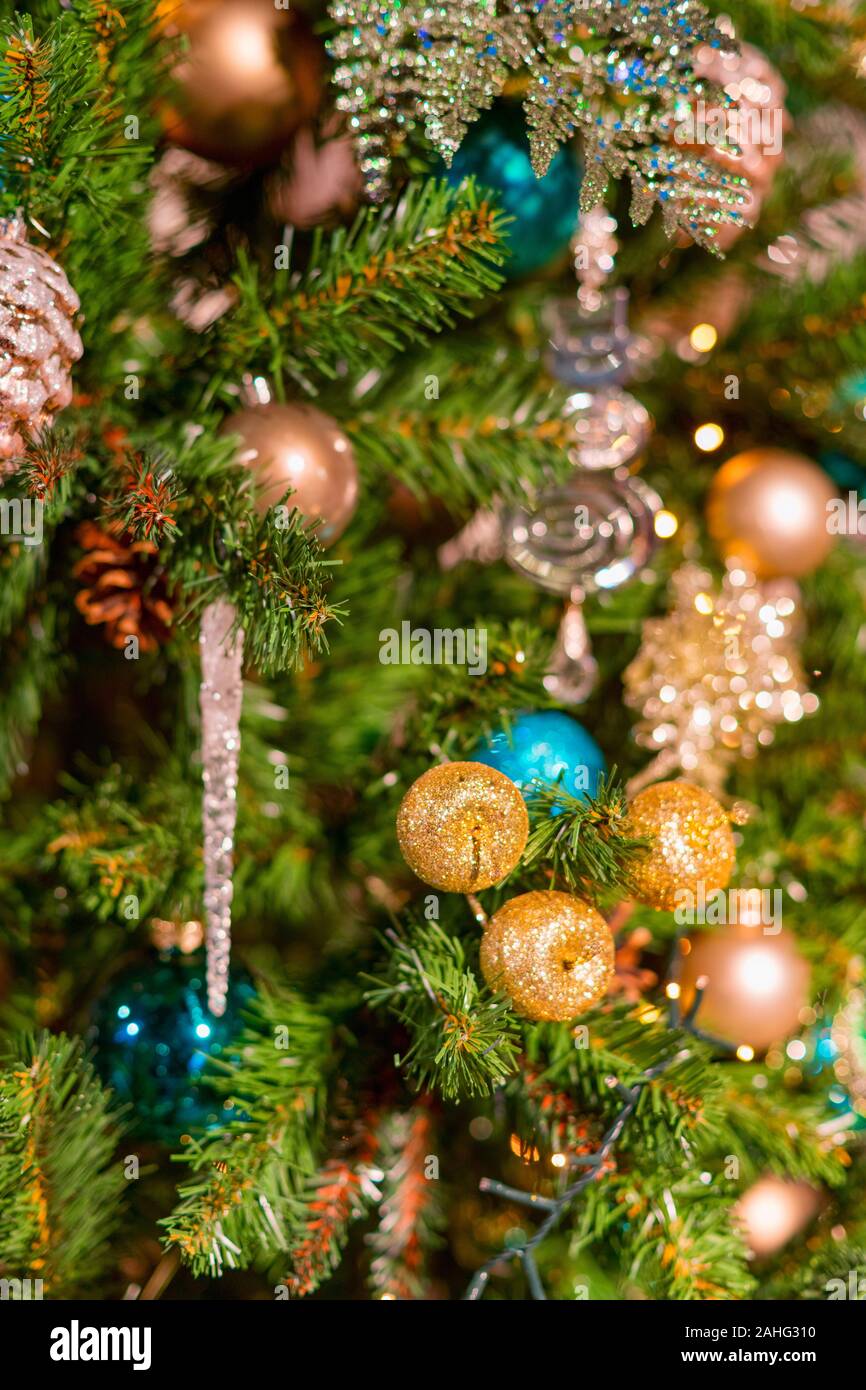 Grüner Weihnachtsbaum schließen oben mit selektiven Fokus eingerichtet. Defokussierten Textur und Hintergrund Stockfoto