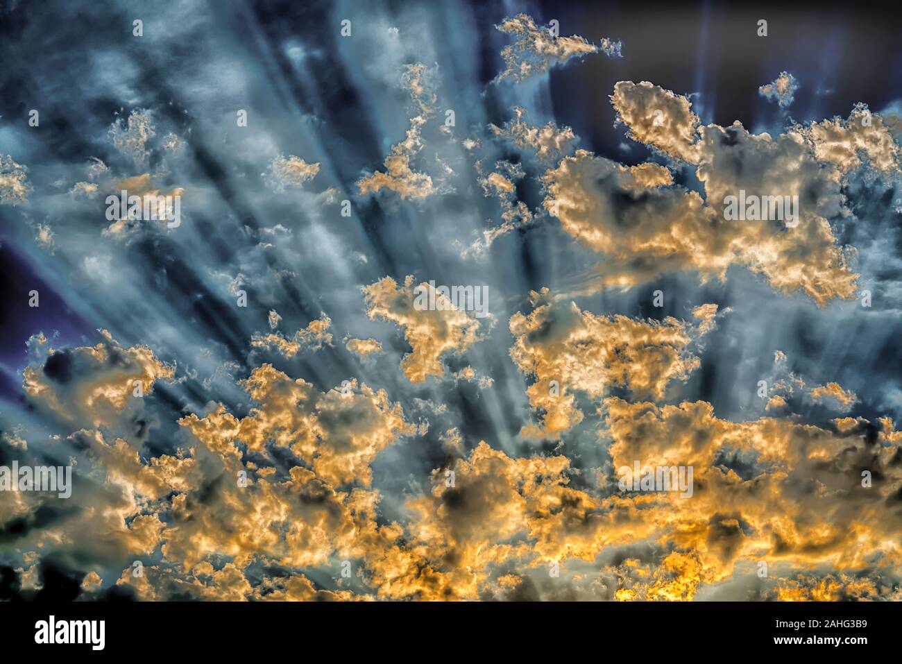 Spektakulärer Himmel, Wolken und Lichtstrahlen bei Sonnenuntergang Stockfoto