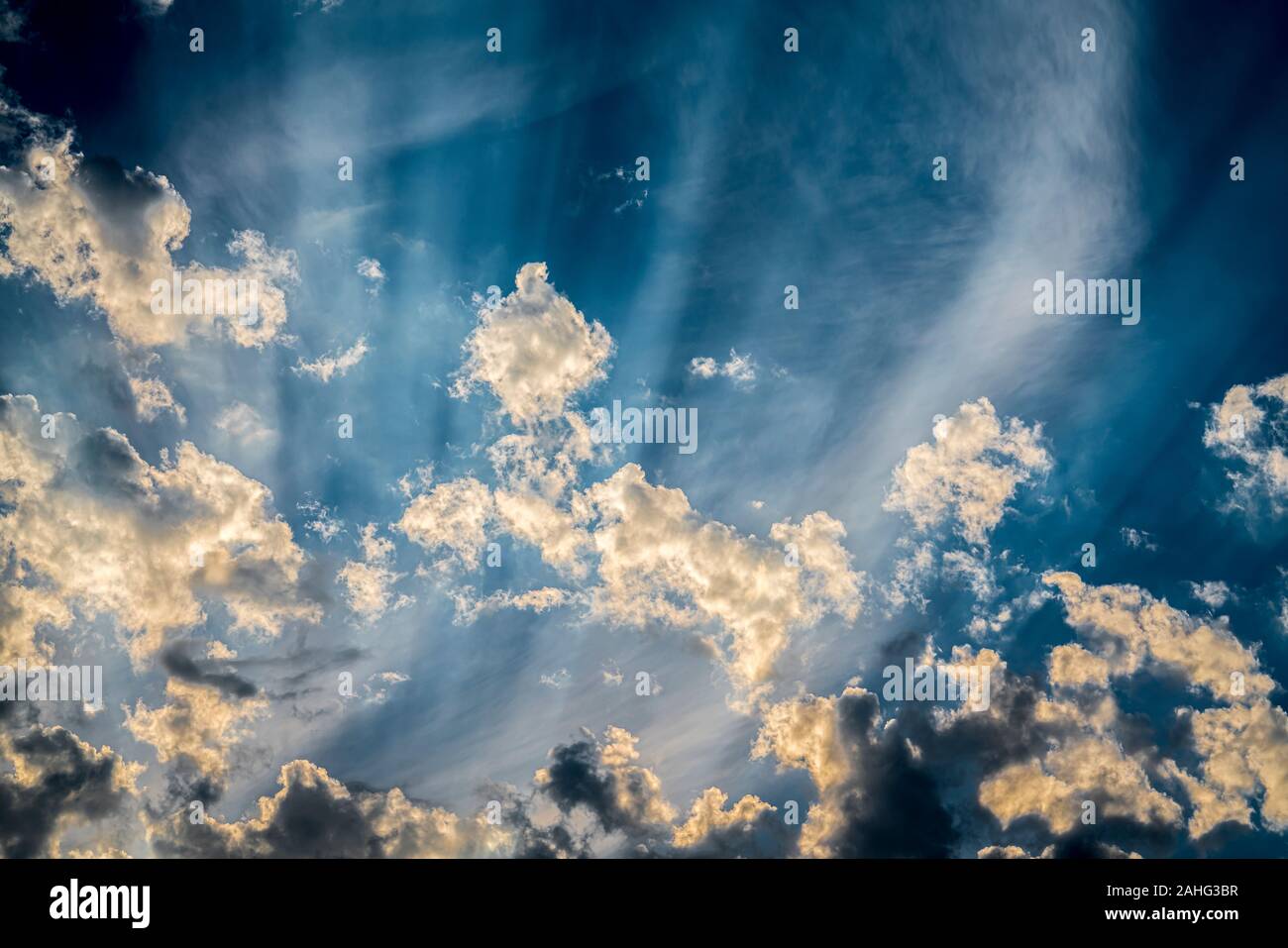 Spektakulärer Himmel, Wolken und Lichtstrahlen bei Sonnenuntergang Stockfoto