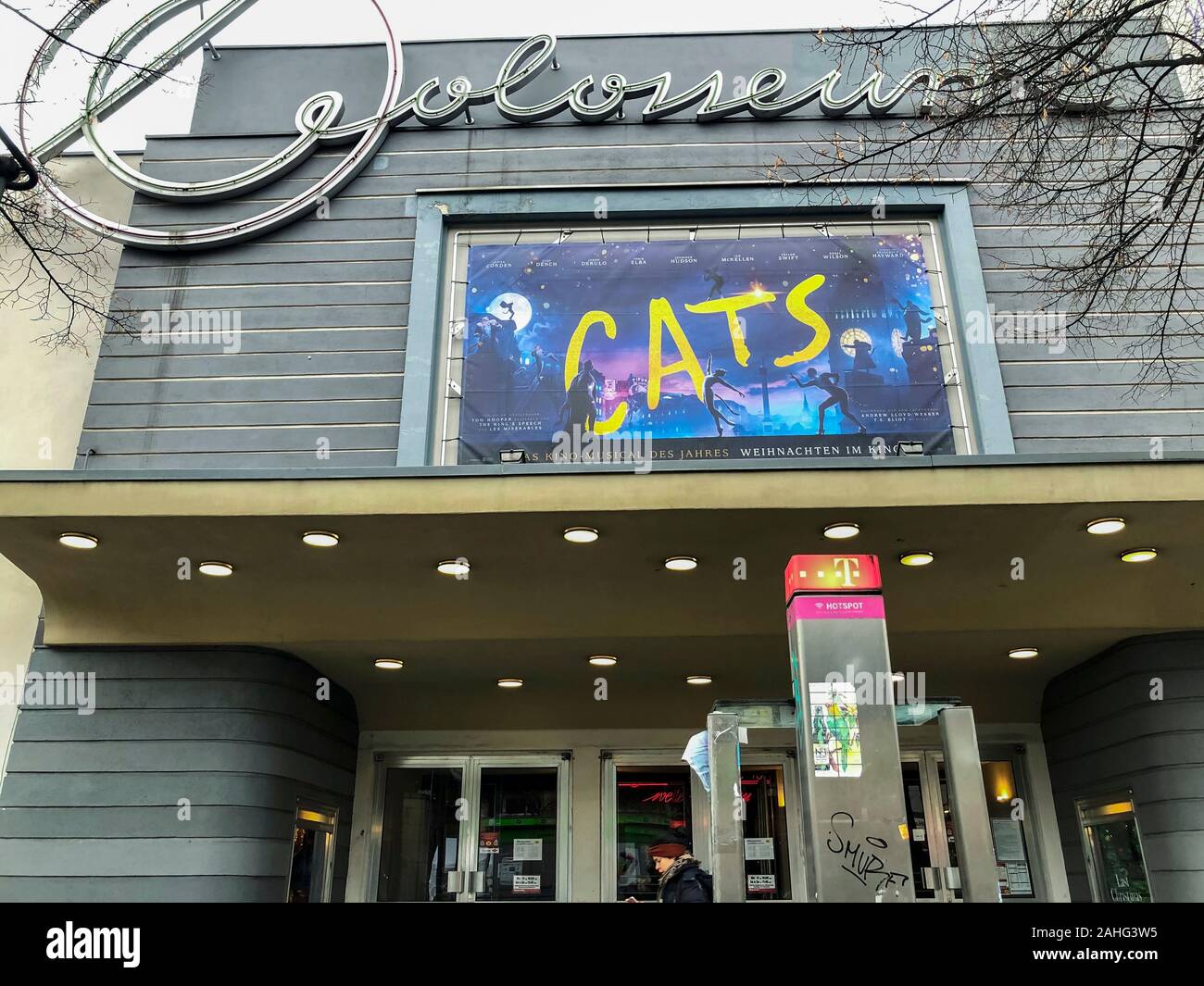 Berlin, Deutschland, Front Public Cinema Theater, Berlin-Prenslauer Berg das Koloseum, 1950er Jahre Architektur, Kinoplakate, internationale Werbung, Filmschild, Vintage-Kinos Stockfoto