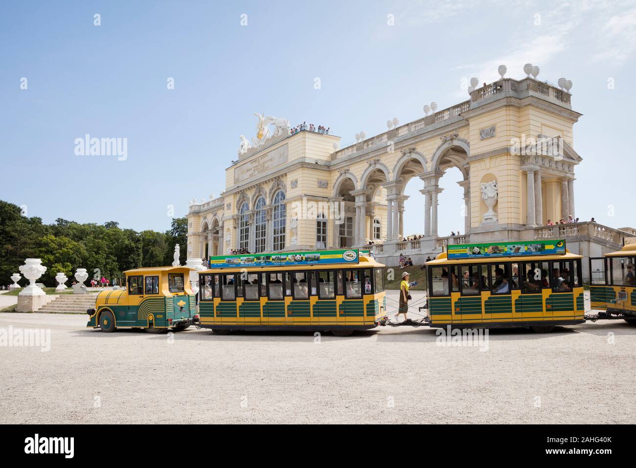 Touristischer Zug, Gloriette, Schloss Schönbrunn, Wien, Österreich, Europa Stockfoto