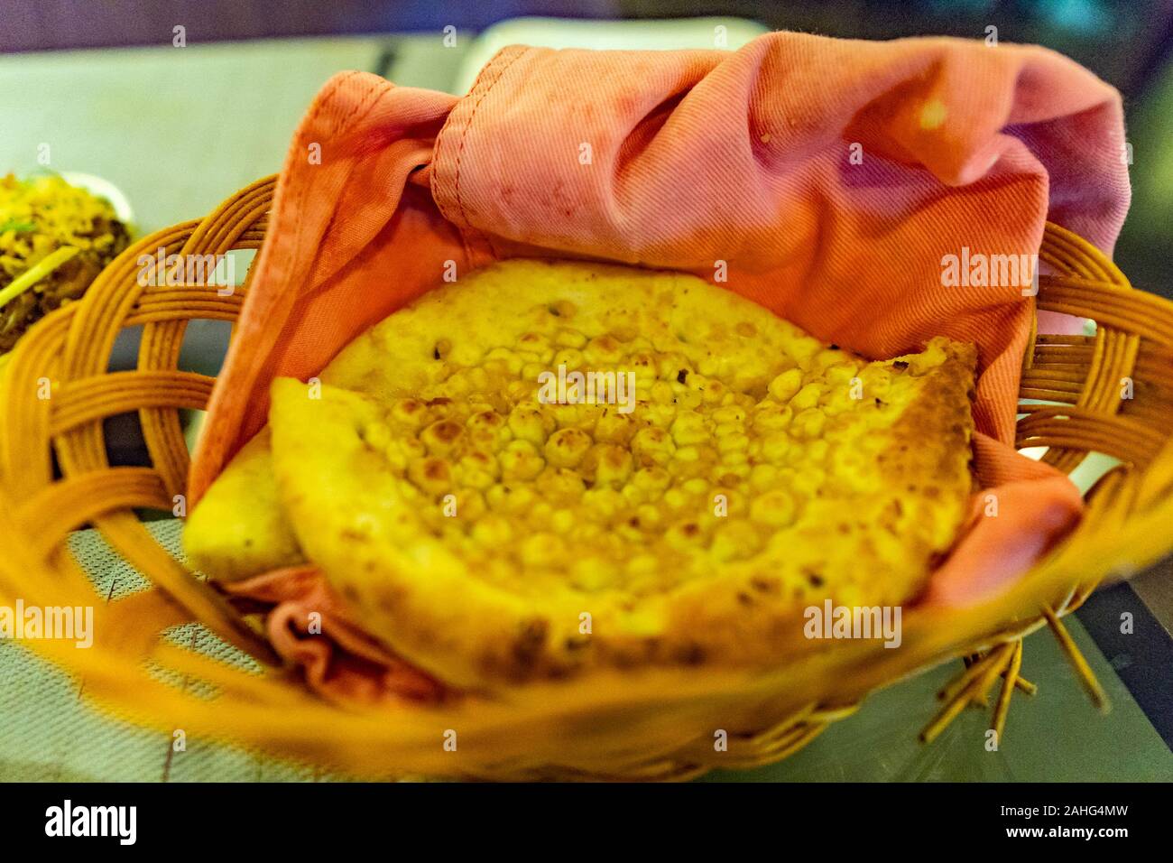 Traditionelle köstlichen Pakistanischen Knoblauch Nan Brot in einem Korb Detailansicht Stockfoto