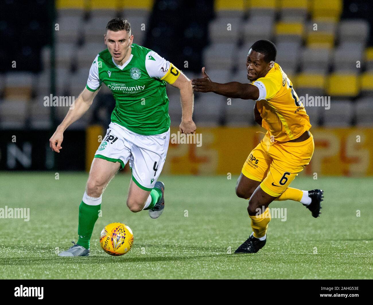 Livingston, Schottland, Großbritannien. 29. Dezember 2019. 29. Dezember 2019; Tony Makkaroni Arena, Livingston, West Loathian, Schottland; Schottische Premiership Fußball, Livingston v Hibernian FC; Paul Hanlon von Hibernian weg erhält von Marvin Bartley von Livingston - Redaktionelle Verwendung Credit: Aktion Plus Sport Bilder/Alamy leben Nachrichten Stockfoto