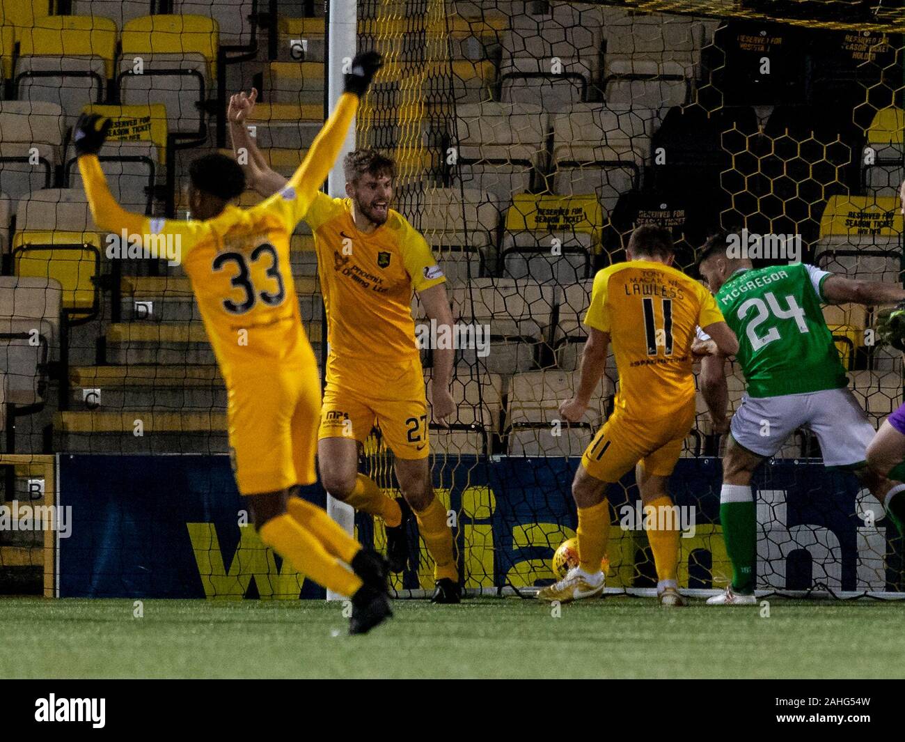 Livingston, Schottland, Großbritannien. 29. Dezember 2019. 29. Dezember 2019; Tony Makkaroni Arena, Livingston, West Loathian, Schottland; Schottische Premiership Fußball, Livingston v Hibernian FC; Jon Guthrie von Livingston feiert nach dem Scoring der öffnung Ziel - Redaktionelle Verwendung Credit: Aktion Plus Sport Bilder/Alamy leben Nachrichten Stockfoto