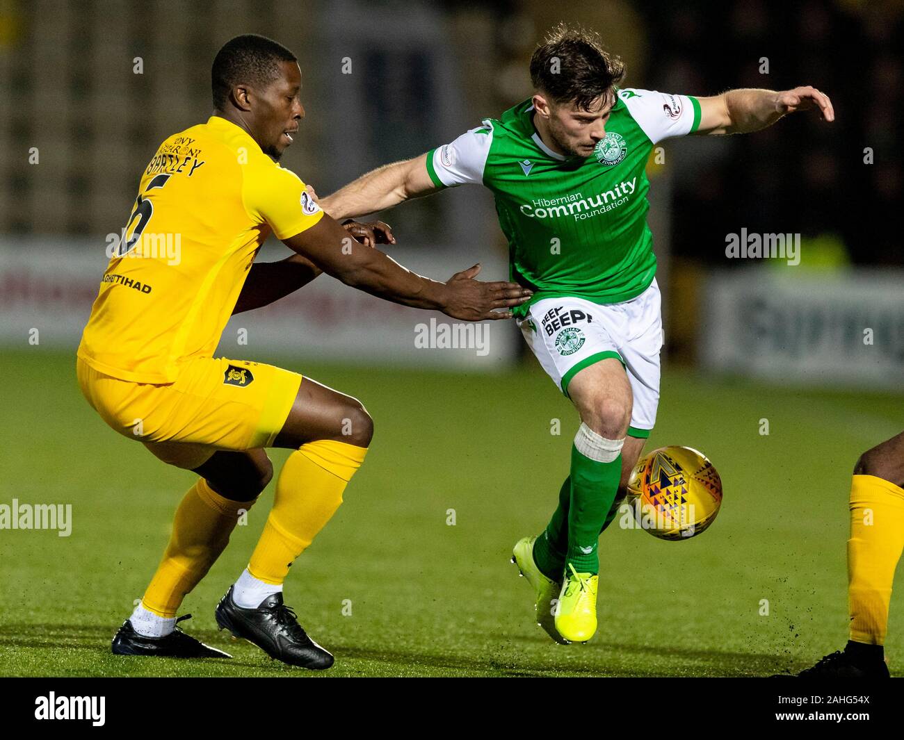 Livingston, Schottland, Großbritannien. 29. Dezember 2019. 29. Dezember 2019; Tony Makkaroni Arena, Livingston, West Loathian, Schottland; Schottische Premiership Fußball, Livingston v Hibernian FC; Lewis Stevenson von Hibernian nimmt auf Marvin Bartley von Livingston - Redaktionelle Verwendung Credit: Aktion Plus Sport Bilder/Alamy leben Nachrichten Stockfoto