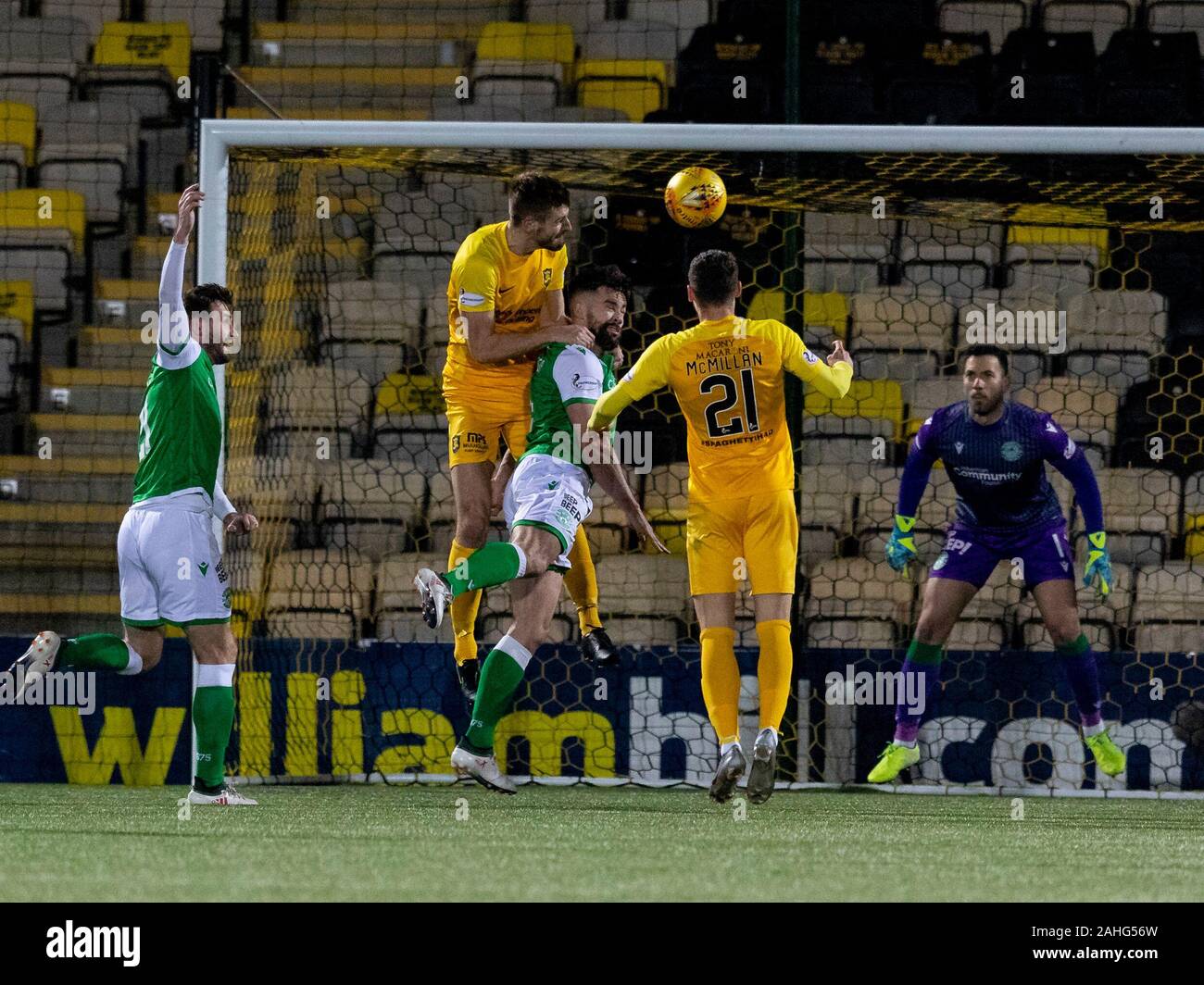 Livingston, Schottland, Großbritannien. 29. Dezember 2019. 29. Dezember 2019; Tony Makkaroni Arena, Livingston, West Loathian, Schottland; Schottische Premiership Fußball, Livingston v Hibernian FC; Jon Guthrie von Livingston scores zweites Ziel für Livingston - Redaktionelle Verwendung Credit: Aktion Plus Sport Bilder/Alamy leben Nachrichten Stockfoto