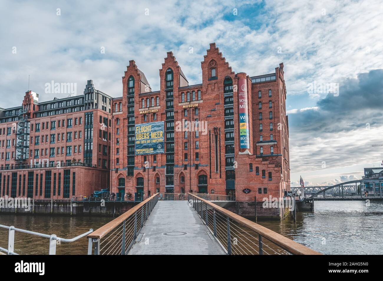 Hamburg, Deutschland - 9 November, 2019: Neo-gotischen Backsteingebäude Maritime Museum in Hamburg Habor Area mit Wolken Stockfoto