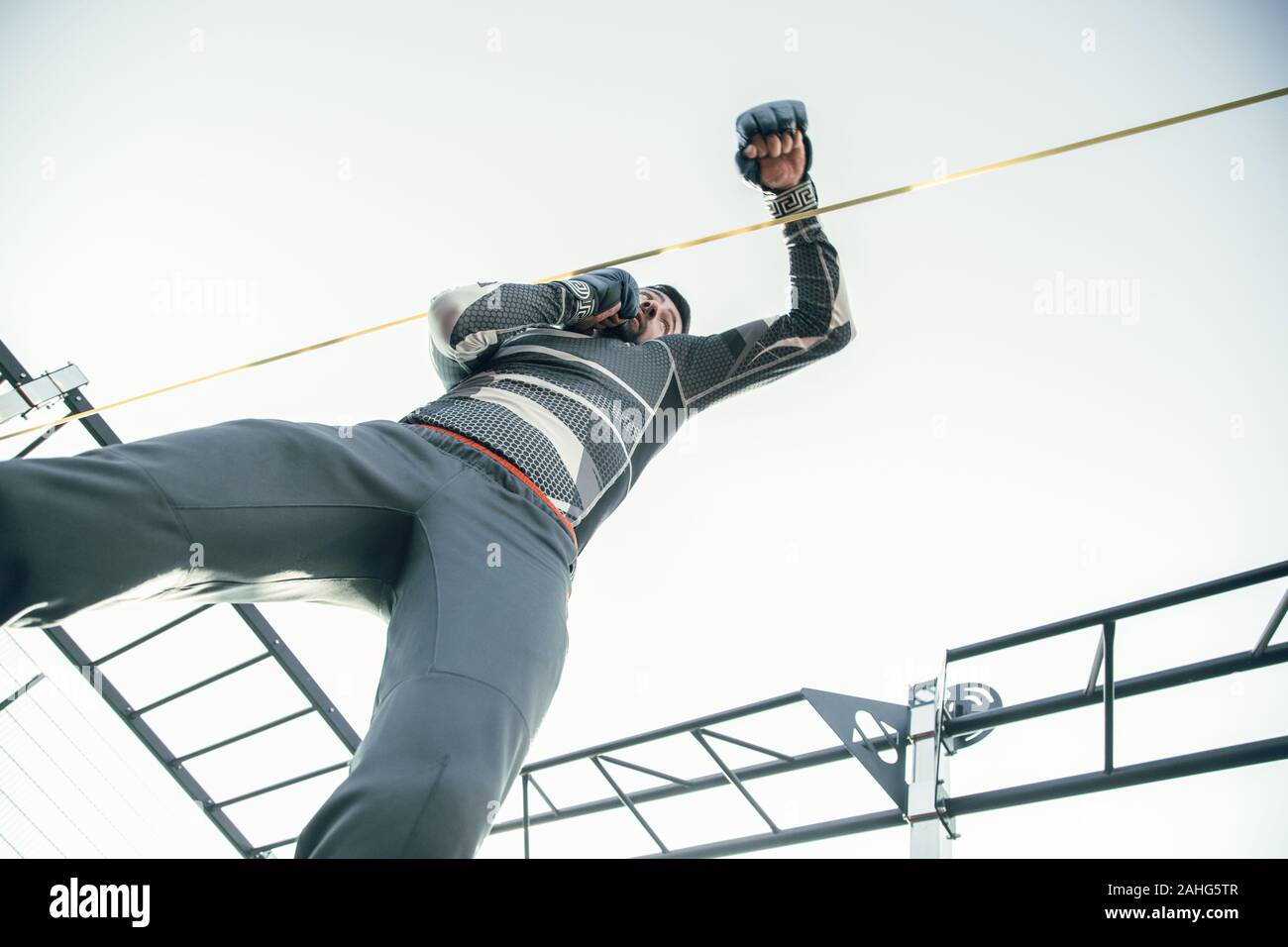 Ansicht von unten auf das professionelle MMA Sportler Training im Freien Stockfoto