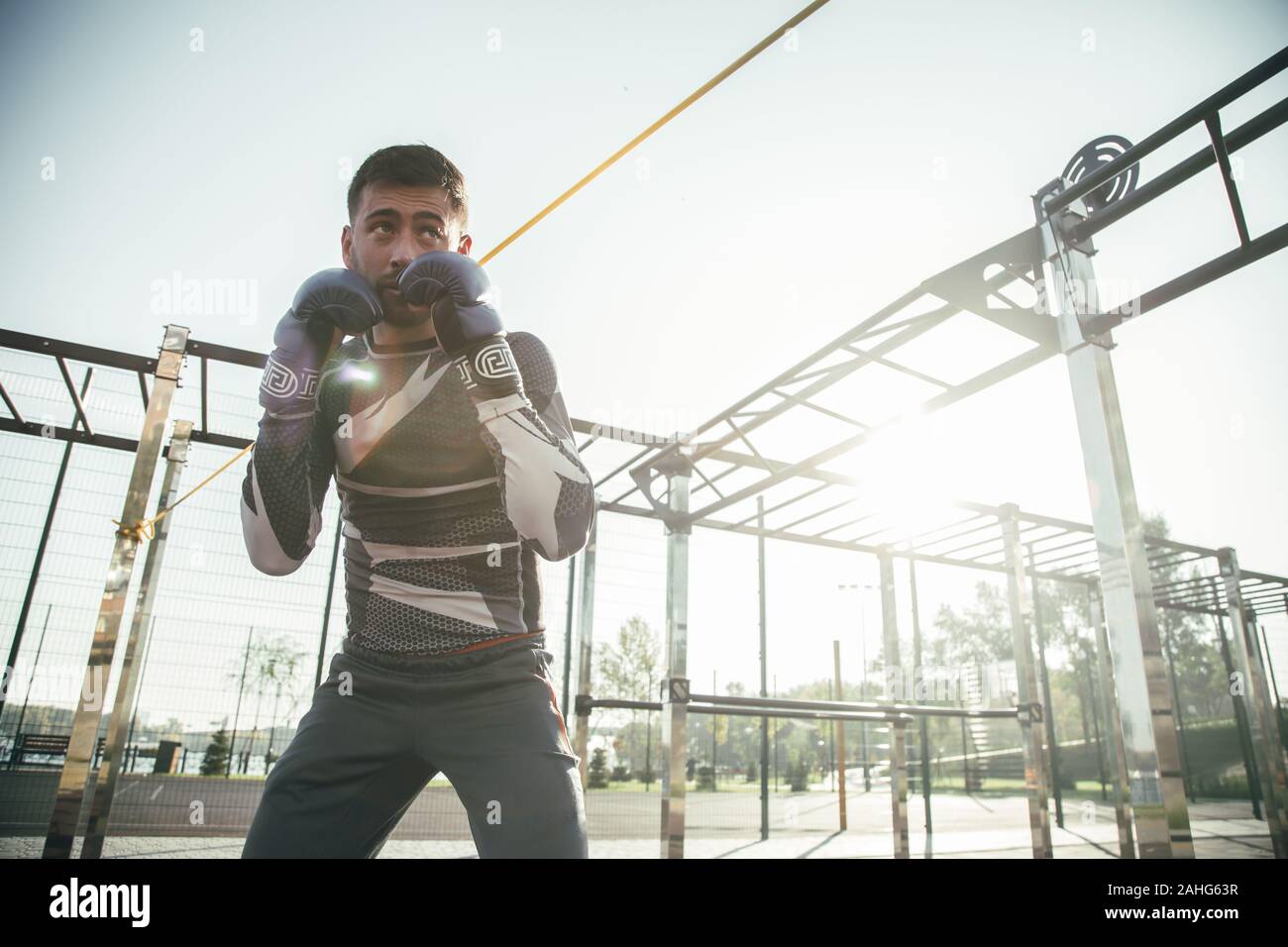 Ernsthafte boxer Suchen in die Ferne und die Fäuste nach oben Stockfoto
