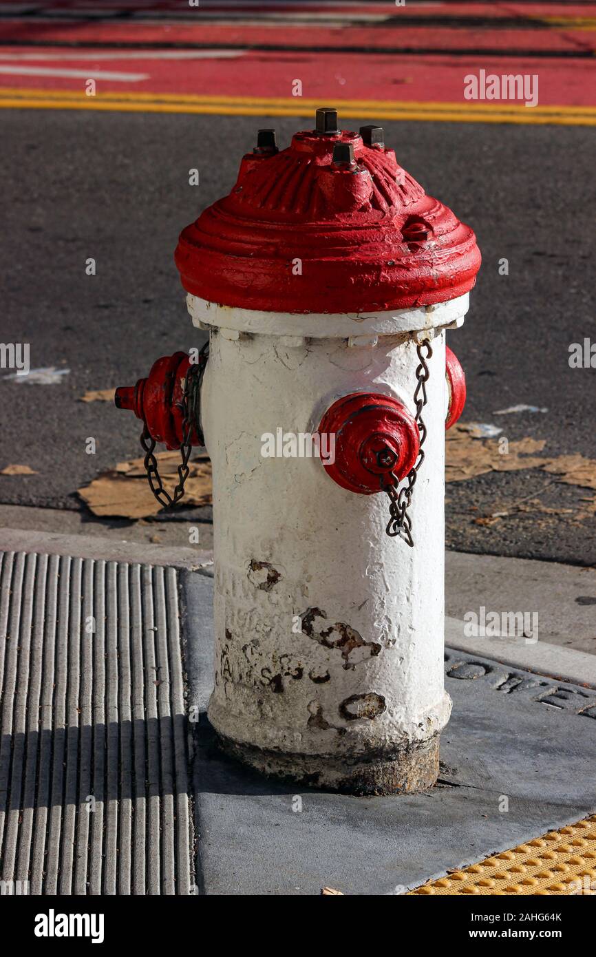 Weiß San Francisco Hydrant mit roter Spitze bedeutet, dass die Quelle von Wasser ist ein Tank auf Ashbury. Vereinigte Staaten von Amerika Stockfoto