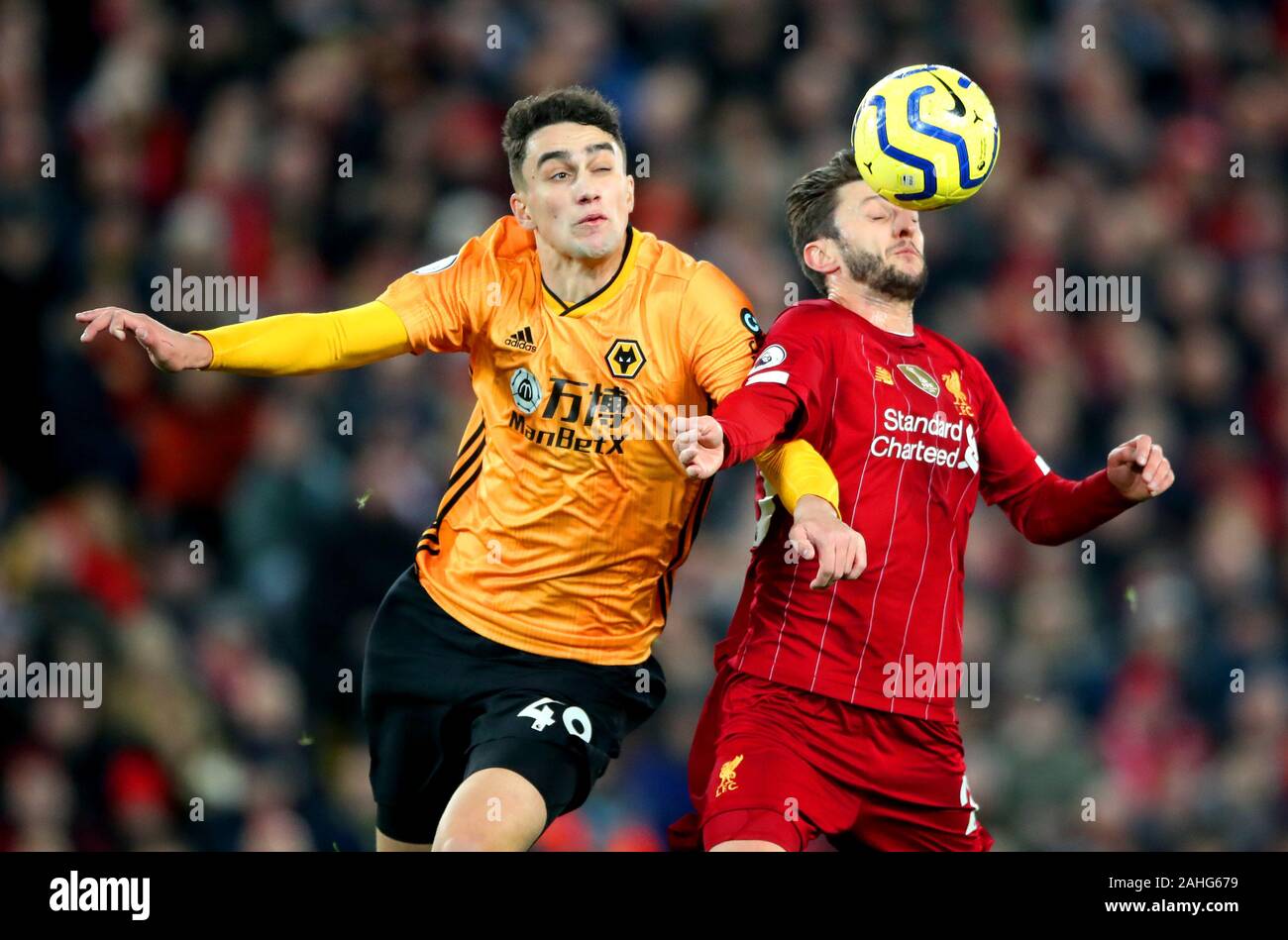 Liverpools sadio's Mähne Schuß schlägt von der Schulter von Liverpools Adam Lallana (rechts) und ins Netz, in der Seite, das erste Ziel des Spiels, die sich in der Premier League Spiel im Stadion Anfield, Liverpool. Stockfoto