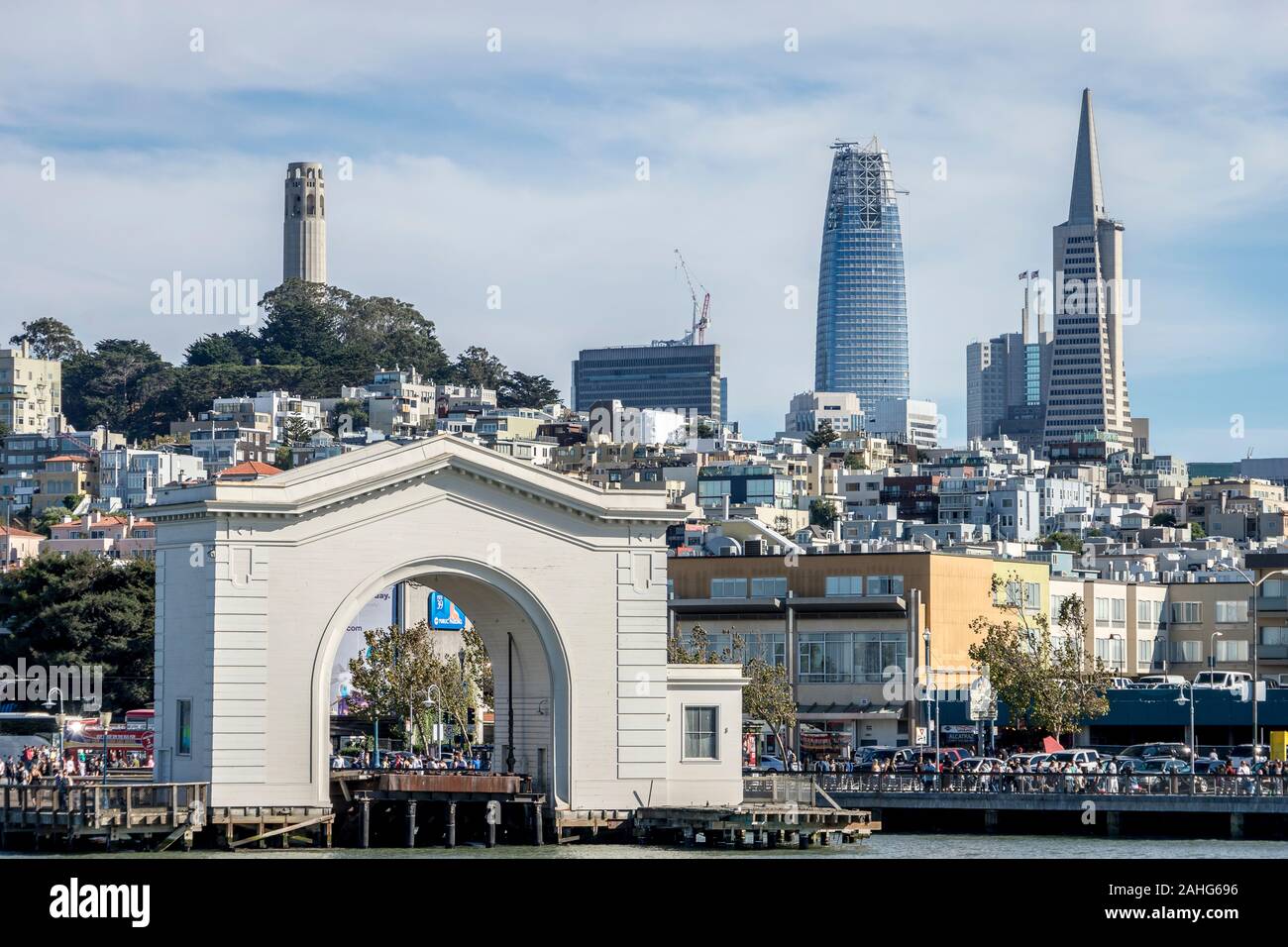 Blick von San Francisco von der Bucht, einschließlich des Torbogens am Pier 43, Coit Tower, Transamerica Pyramide und Salesforce Tower, der noch im Bau ist Stockfoto