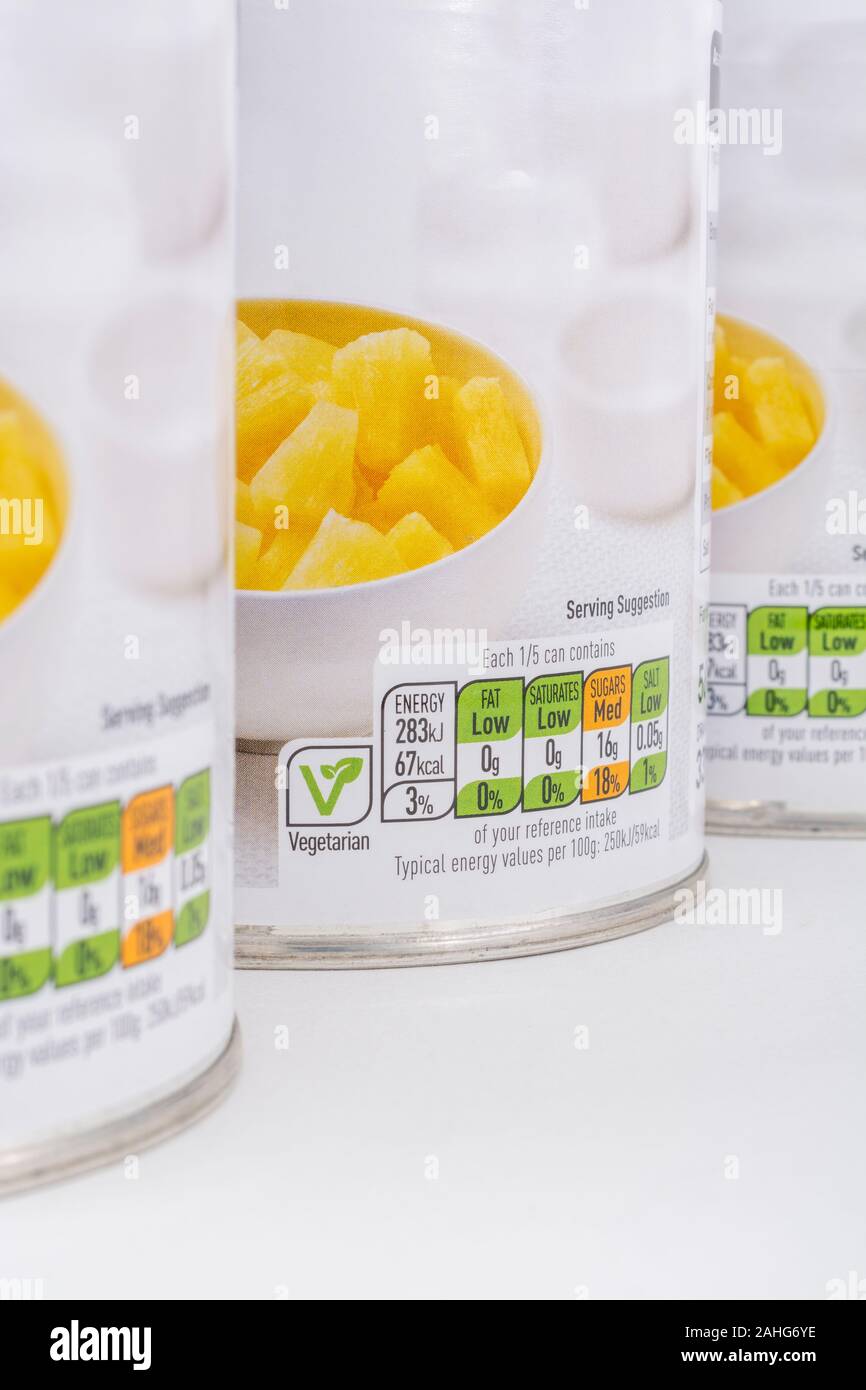 ASDA Ananaskonserven 18% Zuckergehalt label. Für Lebensmittelverpackungen Etikettierung, Ernährung, Lebensmittel diätetische Inhalt, Zucker in der Nahrung, gesunde Ernährung Stockfoto