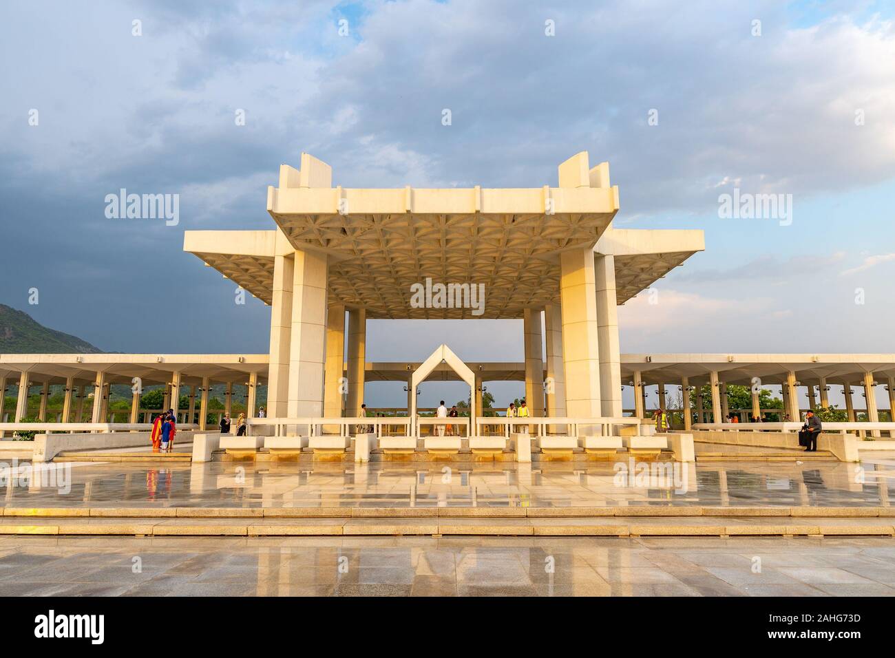 Islamabad Shah Faisal Masjid Moschee Atemberaubend malerischen Blick mit Besuchern bei Sonnenuntergang auf einem sonnigen blauen Himmel Tag Stockfoto