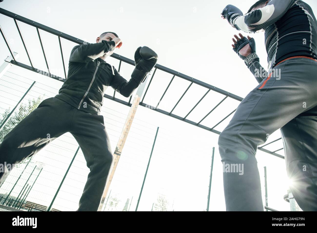 Taille zwei Boxer in MMA-Training im Freien Stockfoto