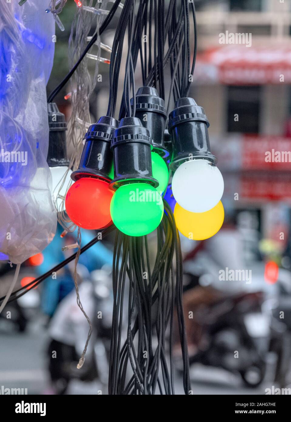 Bunte hängenden Glühbirnen, Hanoi Vietnam Stockfoto