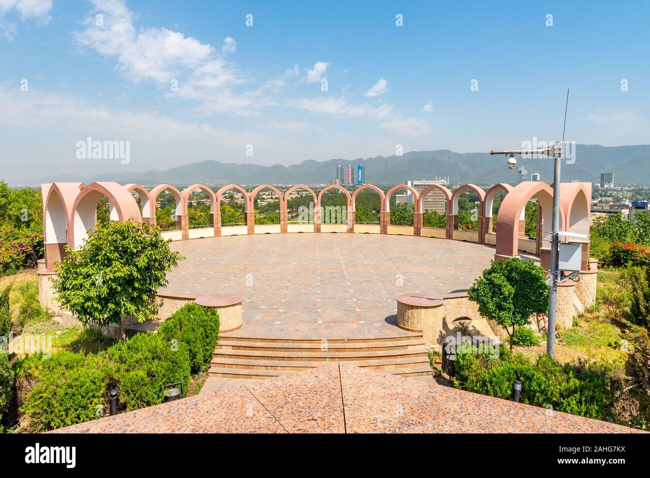 Islamabad in Pakistan National Monument malerischen Blick auf die Stadt Aussichtspunkt auf einem sonnigen blauen Himmel Tag Stockfoto