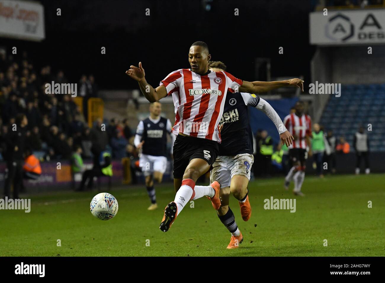 London, Großbritannien. 29 Dez, 2019. Ethan Pinnock von Brendford Schlachten für Besitz mit Tom Bradshaw von Millwall während der Sky Bet Championship Match zwischen Millwall und Brentford an der Höhle, London am Sonntag, den 29. Dezember 2019. (Credit: Ivan Jordanov | MI Nachrichten) Credit: MI Nachrichten & Sport/Alamy leben Nachrichten Stockfoto